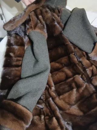 Bella pelliccia marrone e maniche grigie