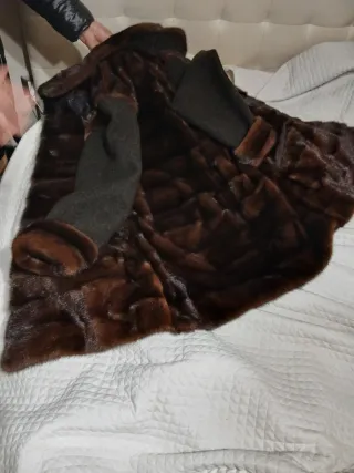 Bella pelliccia marrone e maniche grigie