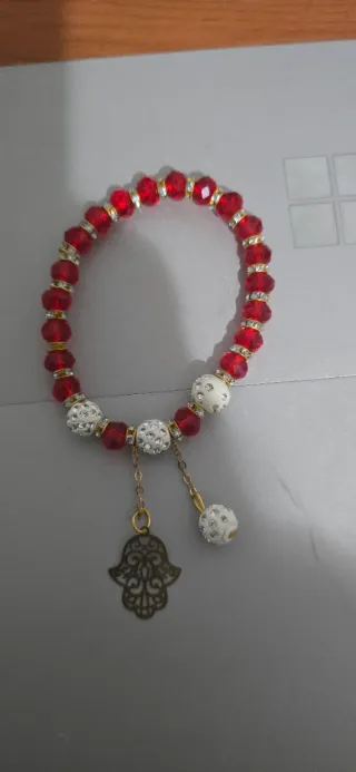 Pulsera de cuentas rojas y blancas con Hamsa