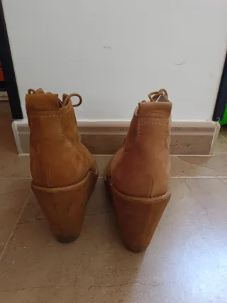 Botines de ante color coñac