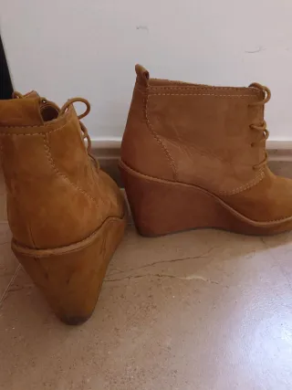 Botines de ante color coñac