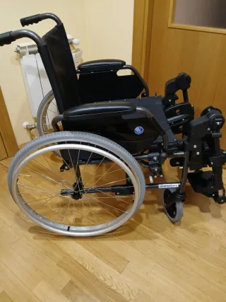 Silla de ruedas Vermeiren con reposapiés elevables