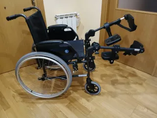 Silla de ruedas Vermeiren con reposapiés elevables