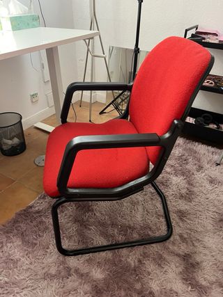 Sedia da ufficio rossa e nera