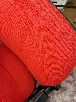 Sedia da ufficio rossa e nera