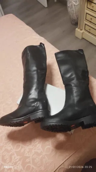 Botas altas de piel negras