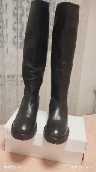 Botas altas de piel negras