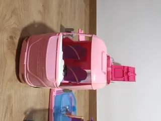 Autocaravana Barbie con Piscina y Tobogán