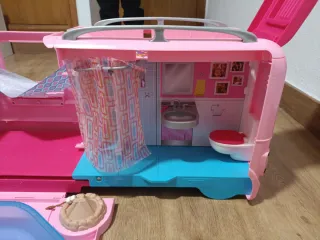 Autocaravana Barbie con Piscina y Tobogán