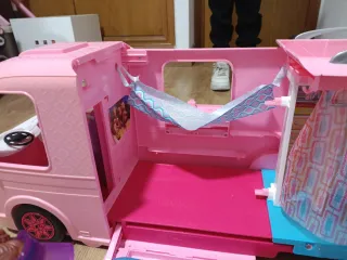 Autocaravana Barbie con Piscina y Tobogán