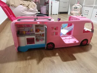 Autocaravana Barbie con Piscina y Tobogán