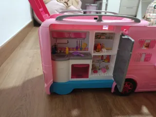 Autocaravana Barbie con Piscina y Tobogán