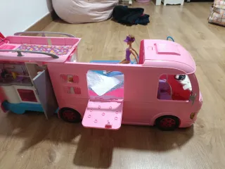Autocaravana Barbie con Piscina y Tobogán
