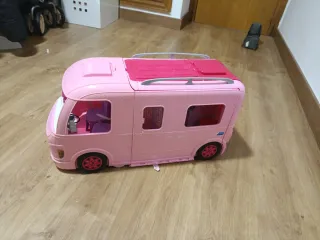 Autocaravana Barbie con Piscina y Tobogán