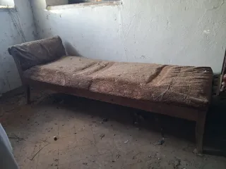 Chaise longue de tela y madera