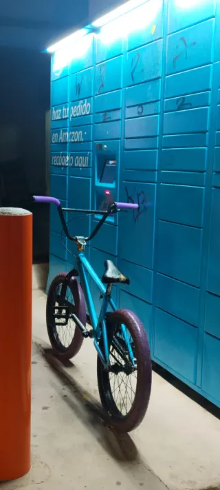Bicicleta BMX azul con manillar morado