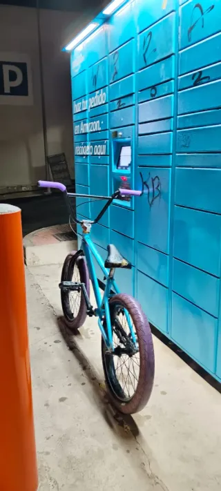 Bicicleta BMX azul con manillar morado