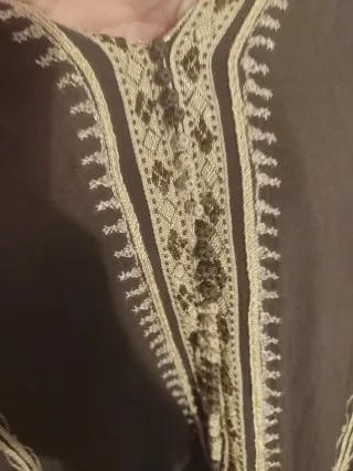 Camiseta étnica negra y dorada bordada