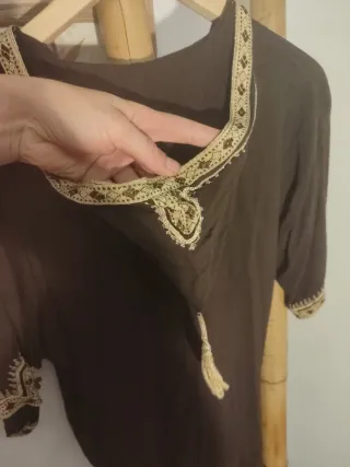 Camiseta étnica negra y dorada bordada