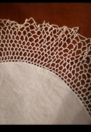 Antico centrino rotondo in pizzo