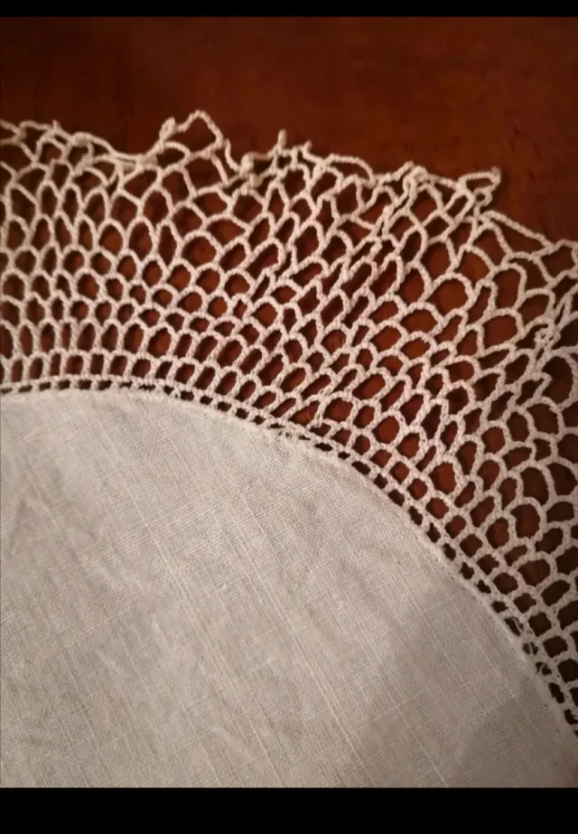 Antico centrino rotondo in pizzo