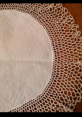Antico centrino rotondo in pizzo