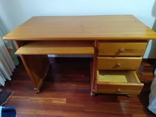Escritorio de madera con cajones