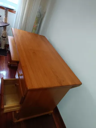Escritorio de madera con cajones