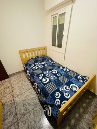 Habitación juvenil: cama, armario y mesita