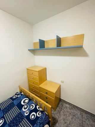Habitación juvenil: cama, armario y mesita