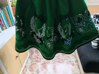 Falda regional verde con cisnes