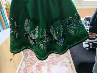 Falda regional verde con cisnes