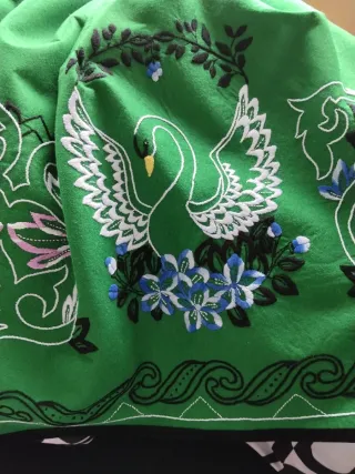 Falda regional verde con cisnes