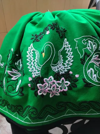 Falda regional verde con cisnes