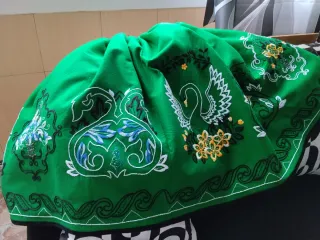 Falda regional verde con cisnes