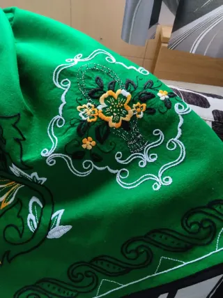 Falda regional verde con cisnes