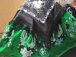 Falda regional verde con cisnes