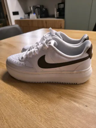 Zapatillas Nike Mujer Blancas y Marrones