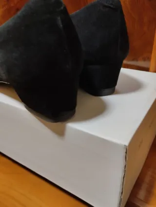 Zapatos Lurueña Negros con Detalle Dorado