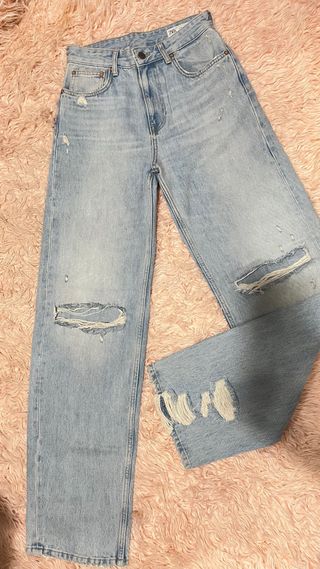 Conjunto Crop Top Blanco y Jeans Acampanados