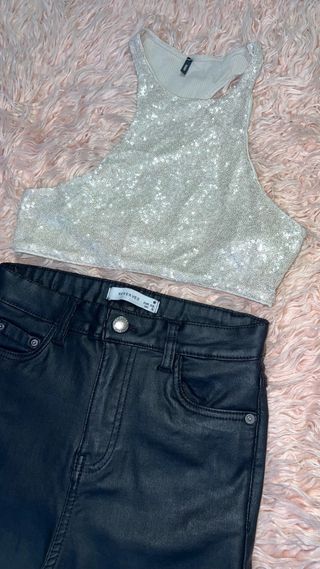 Conjunto Crop Top Blanco y Jeans Acampanados