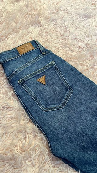 Conjunto Crop Top Blanco y Jeans Acampanados