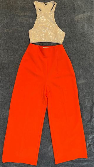 Conjunto Crop Top Blanco y Jeans Acampanados