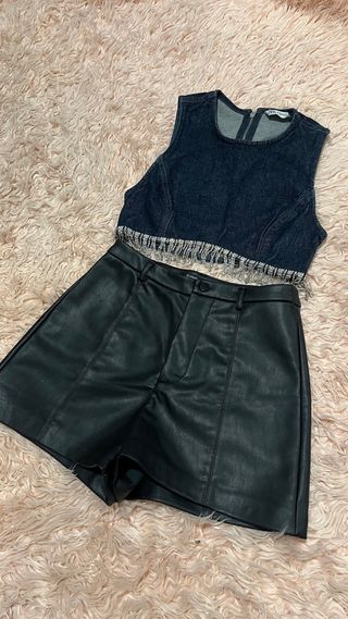 Conjunto Crop Top Blanco y Jeans Acampanados