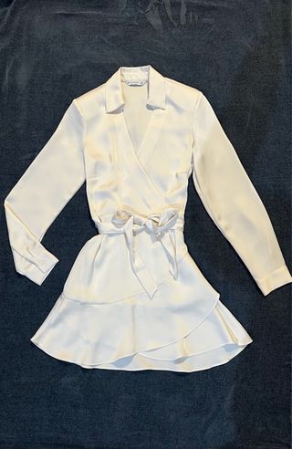 Conjunto Crop Top Blanco y Jeans Acampanados