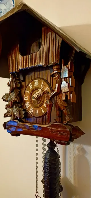 Orologio a cucù in legno intagliato