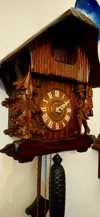 Orologio a cucù in legno intagliato