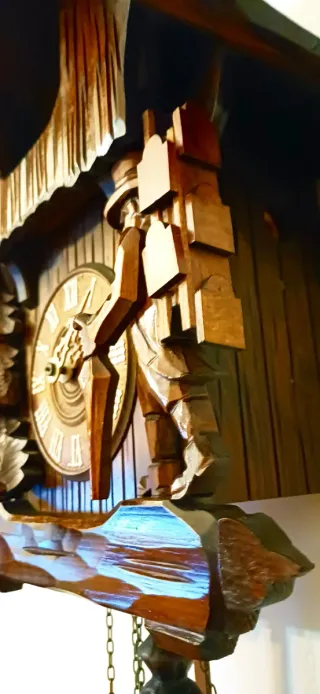 Orologio a cucù in legno intagliato