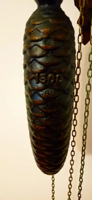 Orologio a cucù in legno intagliato