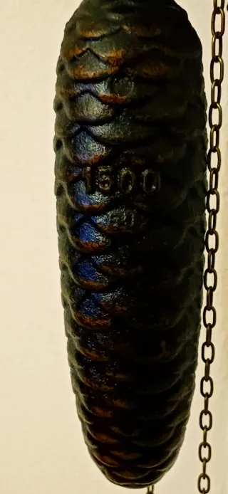 Orologio a cucù in legno intagliato